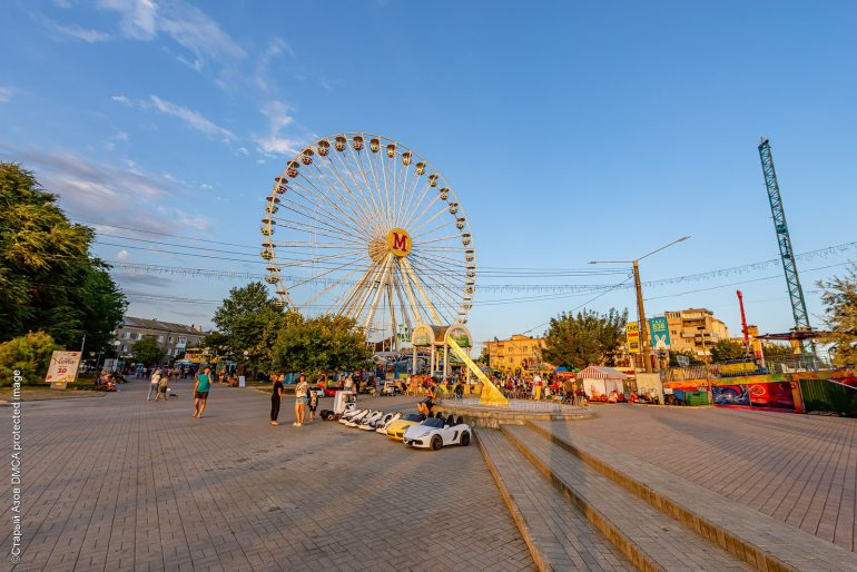 Луна-парк на набережной Бердянска