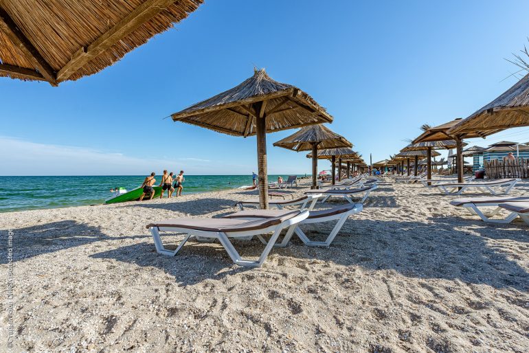 Пляж в Бердянске с теневыми зонтами