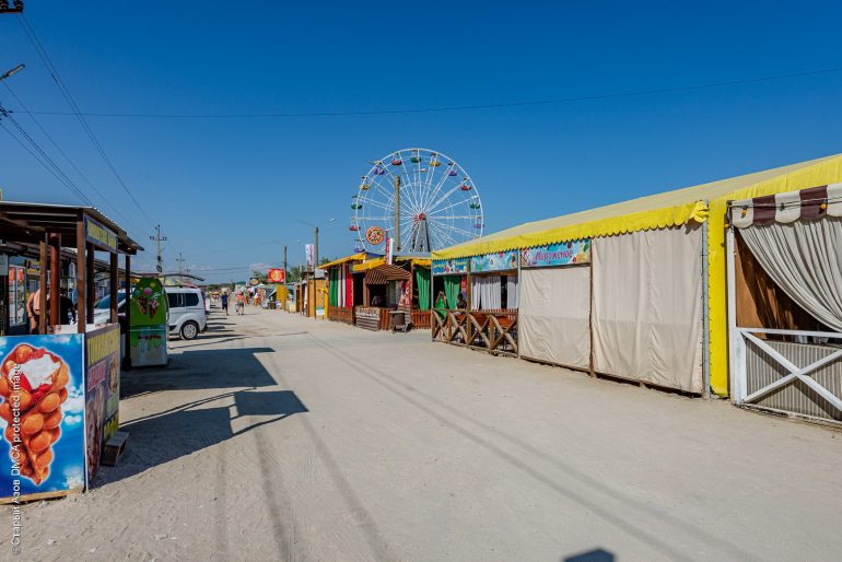 Колесо обозрения луна-парка на Федотовой косе