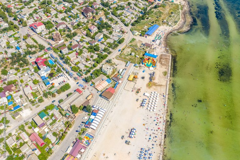 Панорама городского пляжа в Геническе