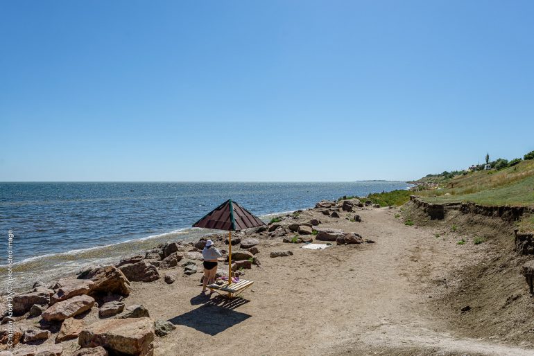 Дикий пляж в Геническе возле маяка