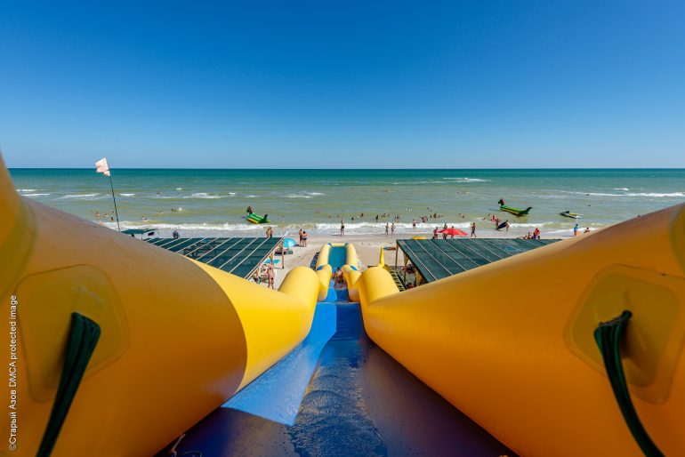 Водная горка на пляже