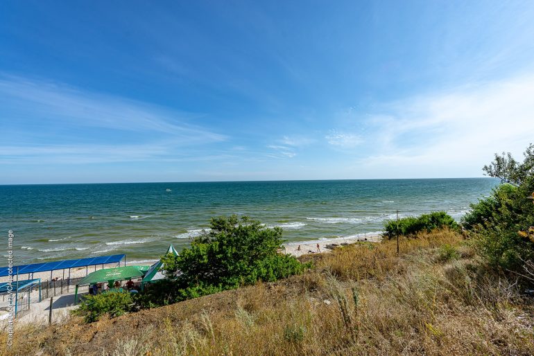 Степь на фоне Азовского моря в Урзуфе