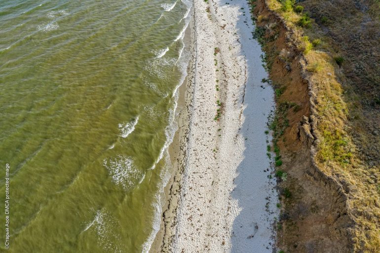 Участок дикого пляжа в Урзуфе