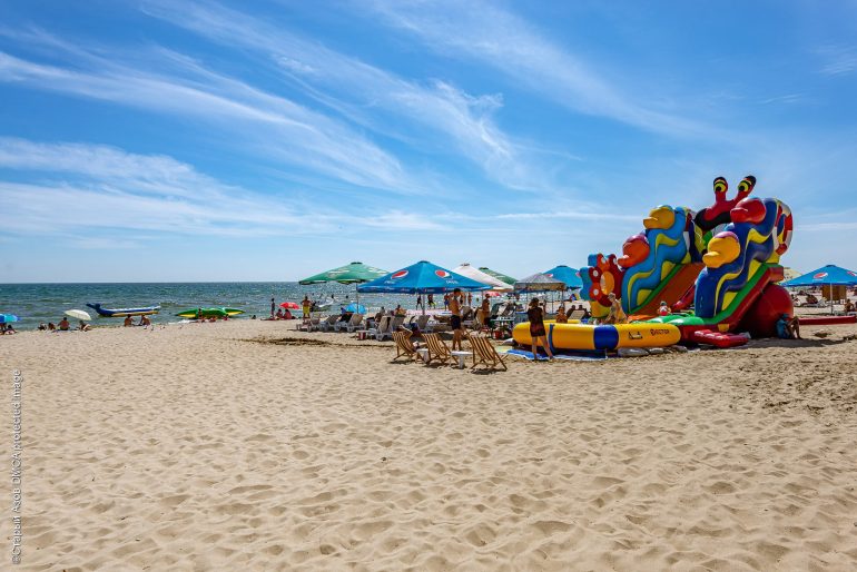 Детская водная горка на пляже Урзуфа