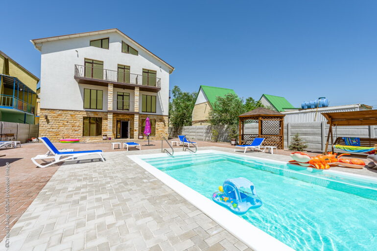 База отдыха «Белая акула» в Кирилловке на Федотовой косе