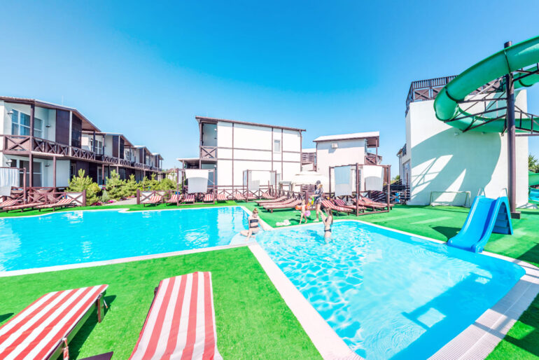 Отель «Azov le Chalet» в Кирилловке на Федотовой косе