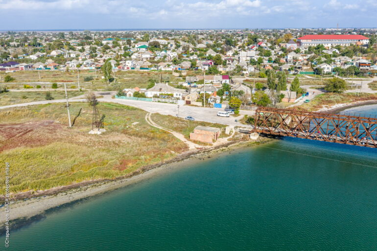 Панорама Геническа и старый мост на Арабатку