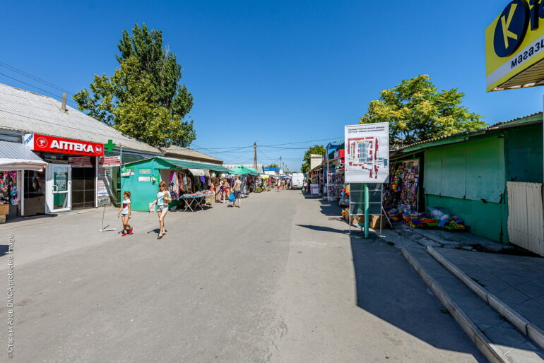 Аптека в Геническе (слева в кадре)