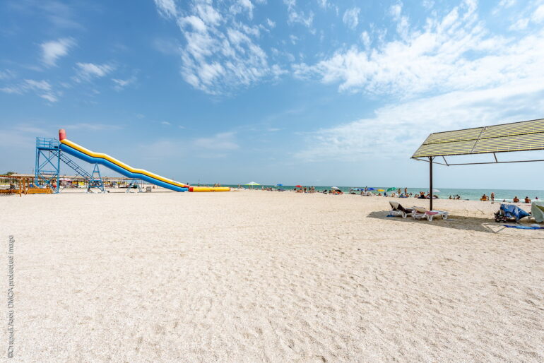 Пляж с горкой и навесами на Федотовой косе