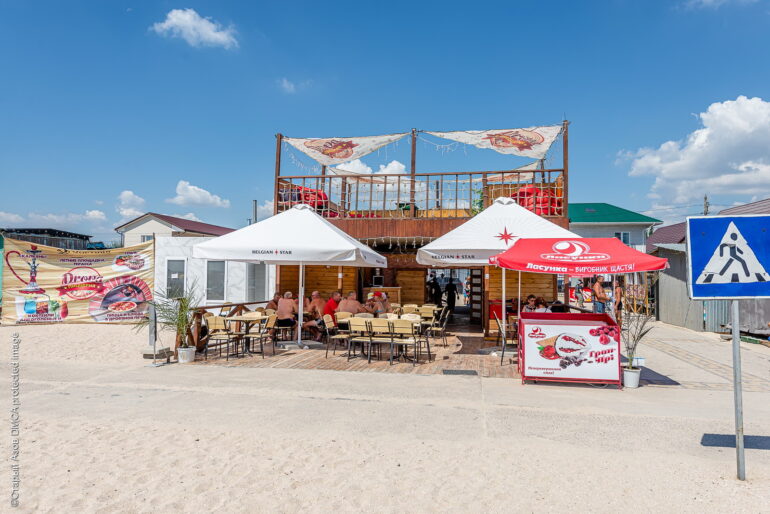 Кафе на пляже Федотовой косы