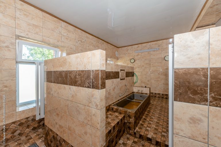 Внутри современной водолечебницы