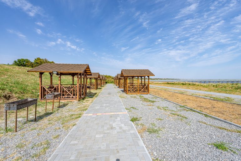 Мангалы для приготовления мяса на одной из баз Приморска