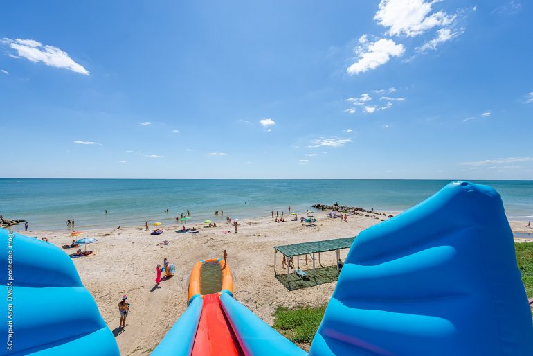 Надувная горка на пляже Степановки Первой