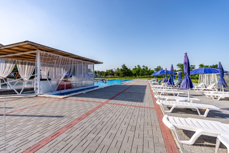 Бассейн на базе отдыха в Приморске